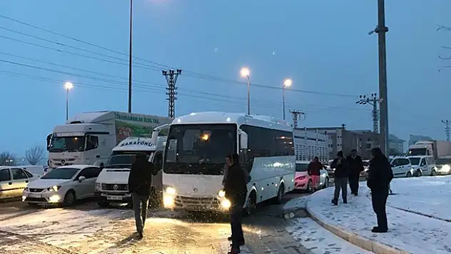 Konya'da kar yağışı ulaşımı olumsuz etkiliyor