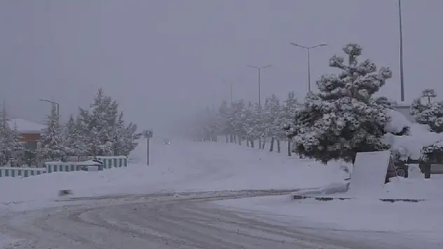 Konya'da kar yağışı ulaşımı olumsuz etkiliyor
