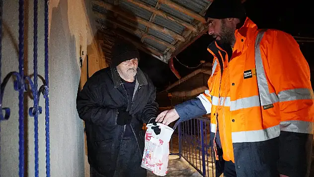 Konya'da kar yağışında evde mahsur kalan yaşlı adama ilaçları ulaştırıldı

