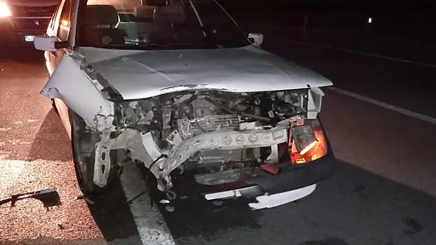 Konya'da kara yoluna çıkan domuza çarpan otomobil hurdaya döndü
