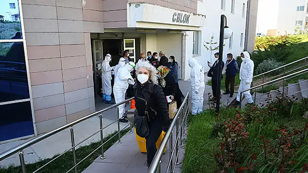 Konya'da karantina süreleri biten 26 kişi evlerine uğurlandı