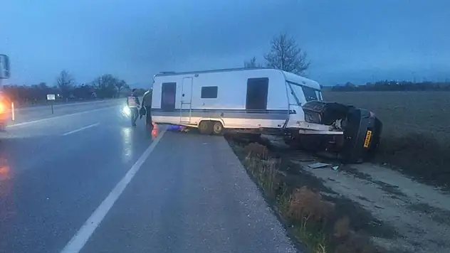 Konya'da karavanın bağlı otomobilin şarampole devrildiği kazada 1 kişi yaralandı
