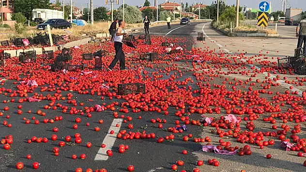 Konya'da karayolu domates tarlasına döndü