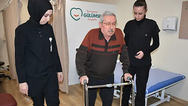 Konya'da karda düştükten sonra yatağa bağımlı hale gelen emekli profesör üç yıl sonra yeniden ayağa kalktı

