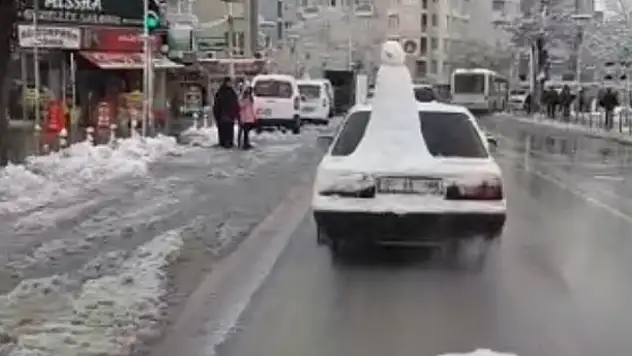 Konya'da kardan adamlı otomobil