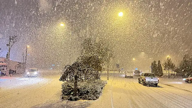 Konya'da kardan yollar kapanınca hamile kadın araçta doğum yaptı
