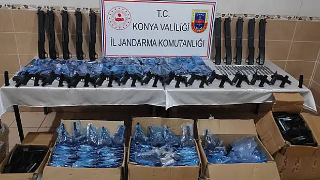 Konya'da kargo aracında 510 kaçak silah ele geçirildi! 4 kişi...