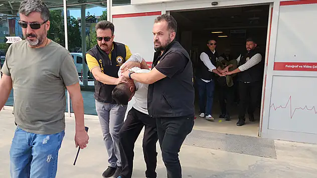 Konya'da kargo aracını çalıp 2 polisi yaralayan şüpheliler adliyeye sevk edildi
