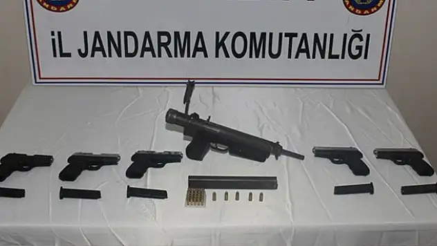 Konya'da kargo araçlarında usulsüz silah ele geçirildi
