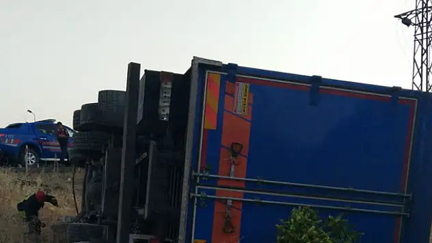 Konya'da kargo firmasına ait kamyon şarampole devrildi