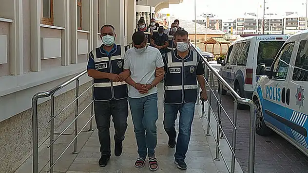Konya'da kargo firmasından çelik kasa çalıp içindeki paralarla tatile giden 6 şüpheli otelde yakalandı
