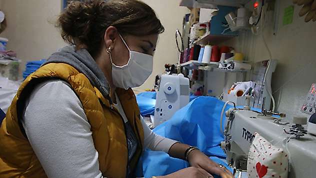 Konya'da karı koca, sağlık çalışanları için ücretsiz tulum üretiyor