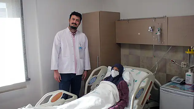 Konya'da karın ağrısı şikayetiyle hastaneye giden kadının karnından 4,5 kilogramlık kitle çıkarıldı
