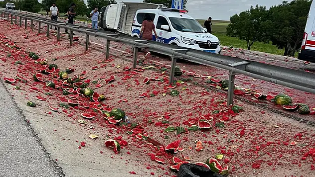 Konya'da karpuz yüklü kamyonet devrildi, 2 kişi yaralandı
