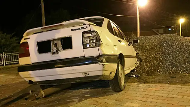 Konya'da karşı şeride geçen otomobil devrilmekten son anda kurtuldu
