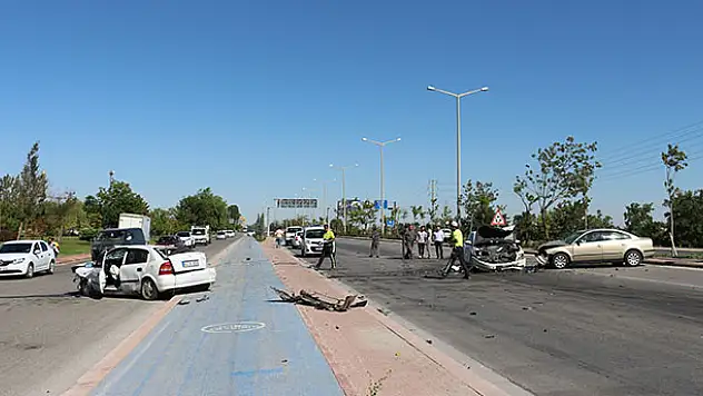 Konya'da karşı şeride geçen otomobil, iki otomobile çarptı: 7 yaralı