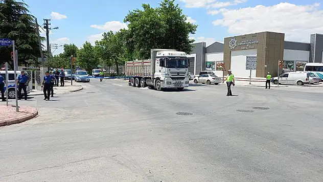 Konya'da karşıdan karşıya geçmek isteyen yaşlı adam kamyon çarpması sonucu hayatını kaybetti
