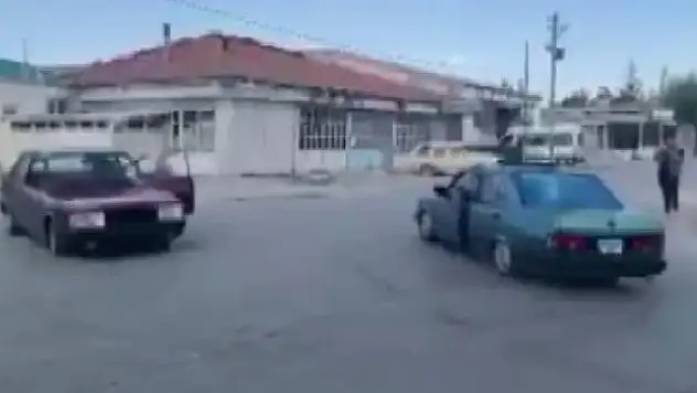 Konya'da karşılıklı drift yaparak, tehlike yaratan iki otomobil kameraya yansıdı

