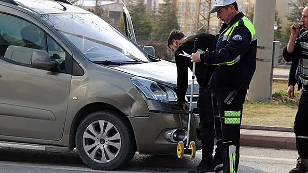 Konya'da karşıya geçmek isteyen anne ile çocuğu ağır yaralandı