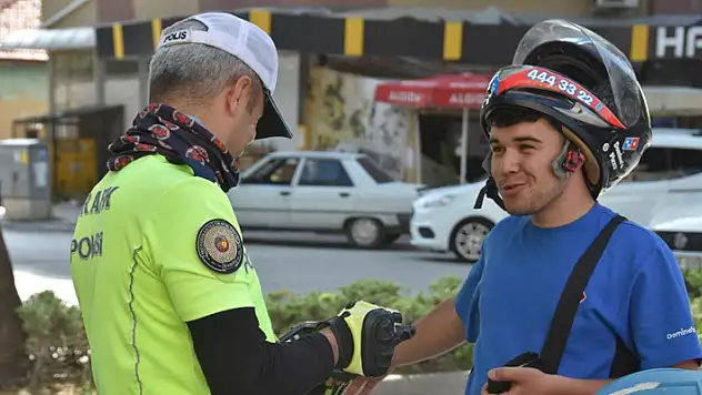 Konya'da kaskını başına değil, motosikletine takan sürücünün savunması pes dedirtti