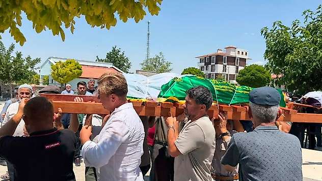 Konya'da katledilen anne ve kız son yolculuğuna uğurlandı