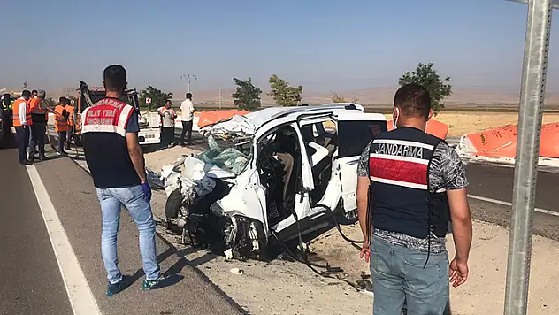 Konya'da katliam gibi kaza! Tır ile kamyonet çarpıştı: 6 kişi öldü, 2 kişi yaralandı