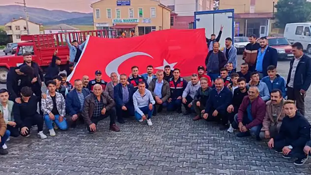 Konya'da kavga ihbarına giden jandarmaya pasta ve meşaleli sürpriz kutlama
