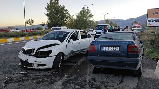 Konya'da kavşakta 2 aracın çarpıştığı trafik kazasında 3 kişi yaralandı

