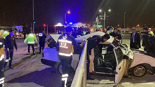 Konya'da kavşakta 2 otomobil çarpıştı 1 ölü, 4 yaralı

