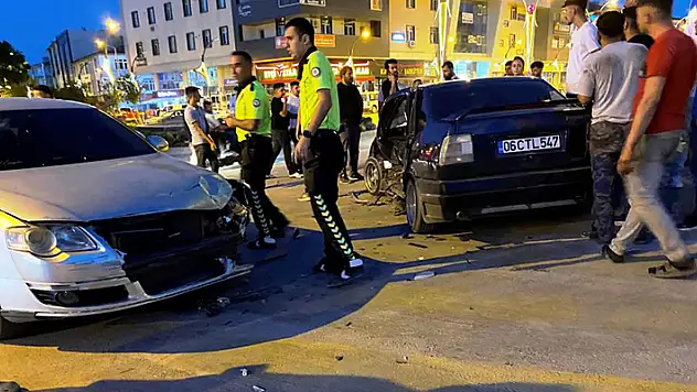 Konya'da kavşakta otomobiller çarpıştı: 2 yaralı
