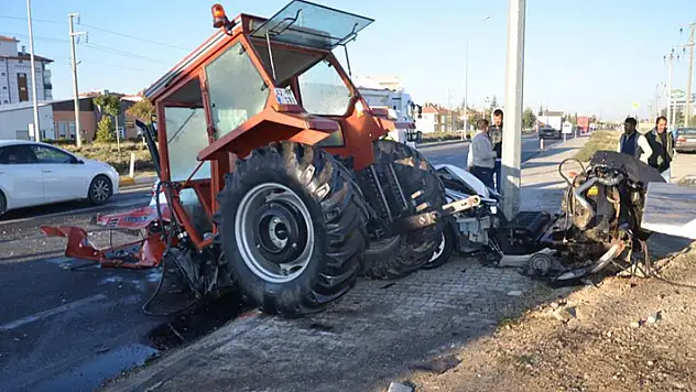 Konya'da kavşakta tırın ve otomobilin çarptığı traktör ikiye bölündü: 1 ölü, 2 yaralı