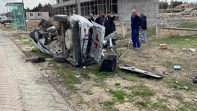 Konya'da kaza yapan otomobil parçalandı: 1 ölü, 1 yaralı
