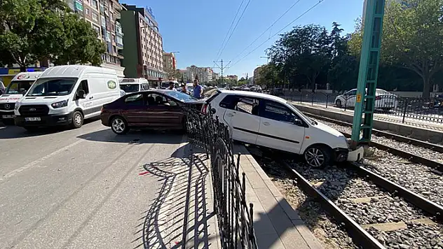 Konya'da kaza yapan otomobillerden biri tramvay yoluna düştü: 2 yaralı
