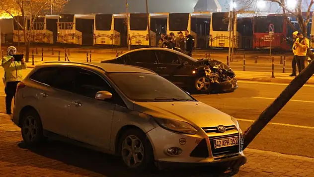Konya'da kaza yapan sürücü, hasar gören otomobilini bırakıp kaçtı
