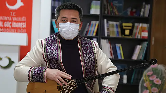 Konya'da Kazakistanlı misafir öğrenci dombrasıyla Türk dizilerine renk katıyor