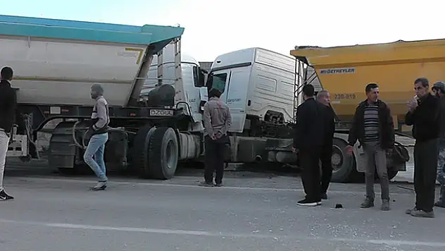 Konya'da kediyi ezmek istemeyen tır sürücüsü, tırla çarpıştı: 1 yaralı