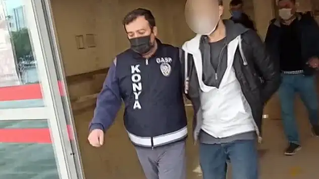 Konya'da kendini polis olarak tanıtıp iki kişiyi gasp ettikten sonra yakalandı
