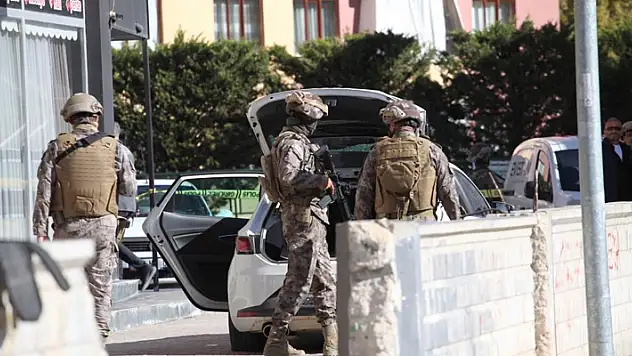 Konya'da kendisini eve kilitleyen genç, canlı yayın açıp özel harekat polisine direndi