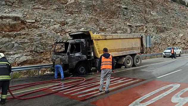 Konya'da kireç taşı yüklü hafriyat kamyonu seyir halindeyken yandı