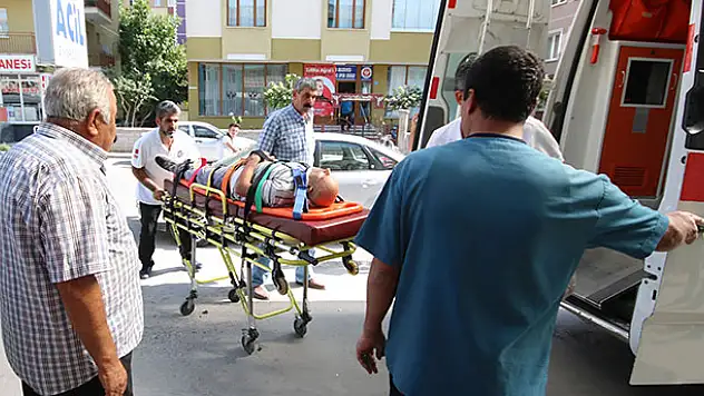 Konya'da kiremit değiştirirken çatıdan düşen usta yaralandı