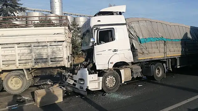 Konya'da kırmıza ışıkta bekleyen kamyona tır çarptı: 1 yaralı
