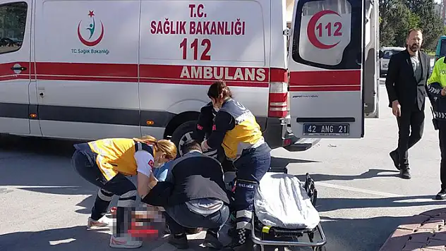 Konya'da kırmızı ışık ihlali yapan minibüs yayaya çarptı
