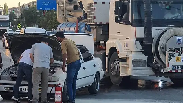 Konya'da kırmızı ışıkta bekleyen aracın motor kısmında çıkan yangını vatandaşlar söndürdü
