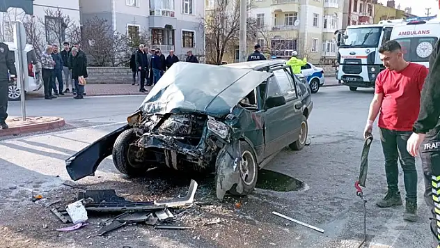 Konya'da kırmızı ışıkta bekleyen minibüse otomobil çarptı: 1 ölü, 2 yaralı