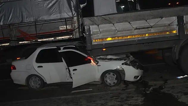 Konya'da kırmızı ışıkta bekleyen tıra otomobil çarptı: 3 yaralı
