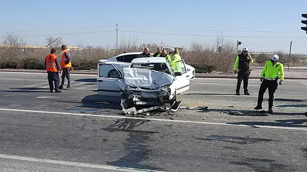 Konya'da kırmızıda bekleyen hafif ticari araca çarpan otomobilin sürücüsü ve eşi öldü