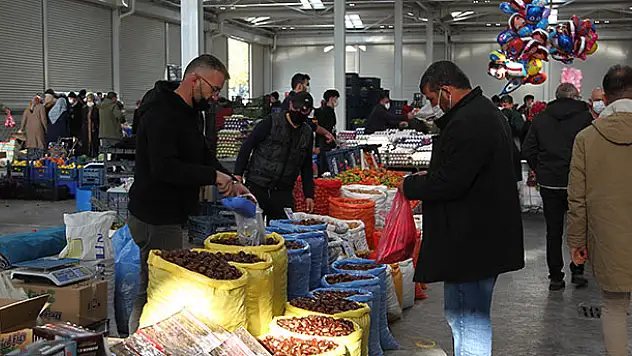 Konya'da kısıtlama öncesi semt pazarlarında yoğunluk