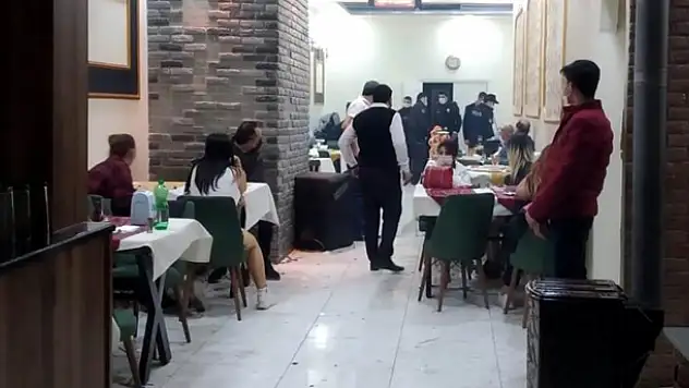 Konya'da kısıtlamada eğlence mekanlarında bulunan 22 kişiye işlem yapıldı