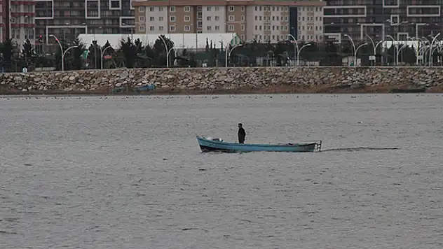 Konya'da kısıtlamadan muaf tatlı su balığı avcıları göle ağ sermeye devam etti
