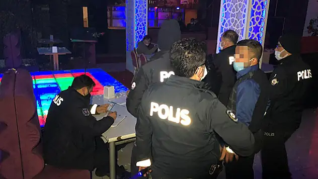 Konya'da kısıtlamaya uymayan 2 pavyona polis baskını: 92 kişiye idari para cezası uygulandı